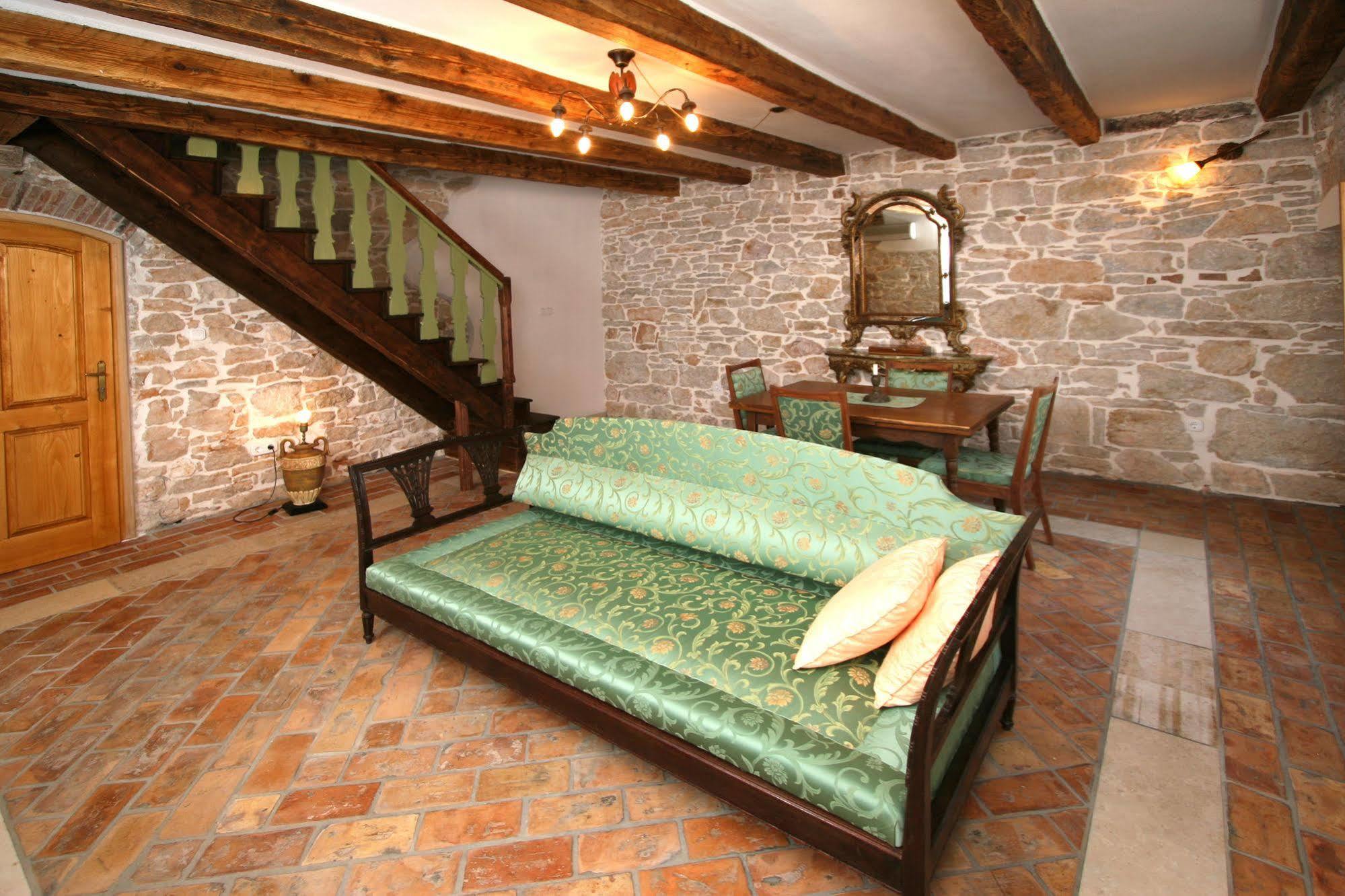 Bed and Breakfast Kastel Kaštelir Exterior foto