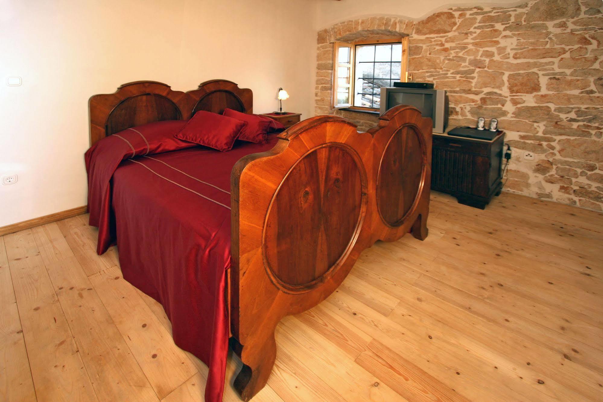 Bed and Breakfast Kastel Kaštelir Exterior foto